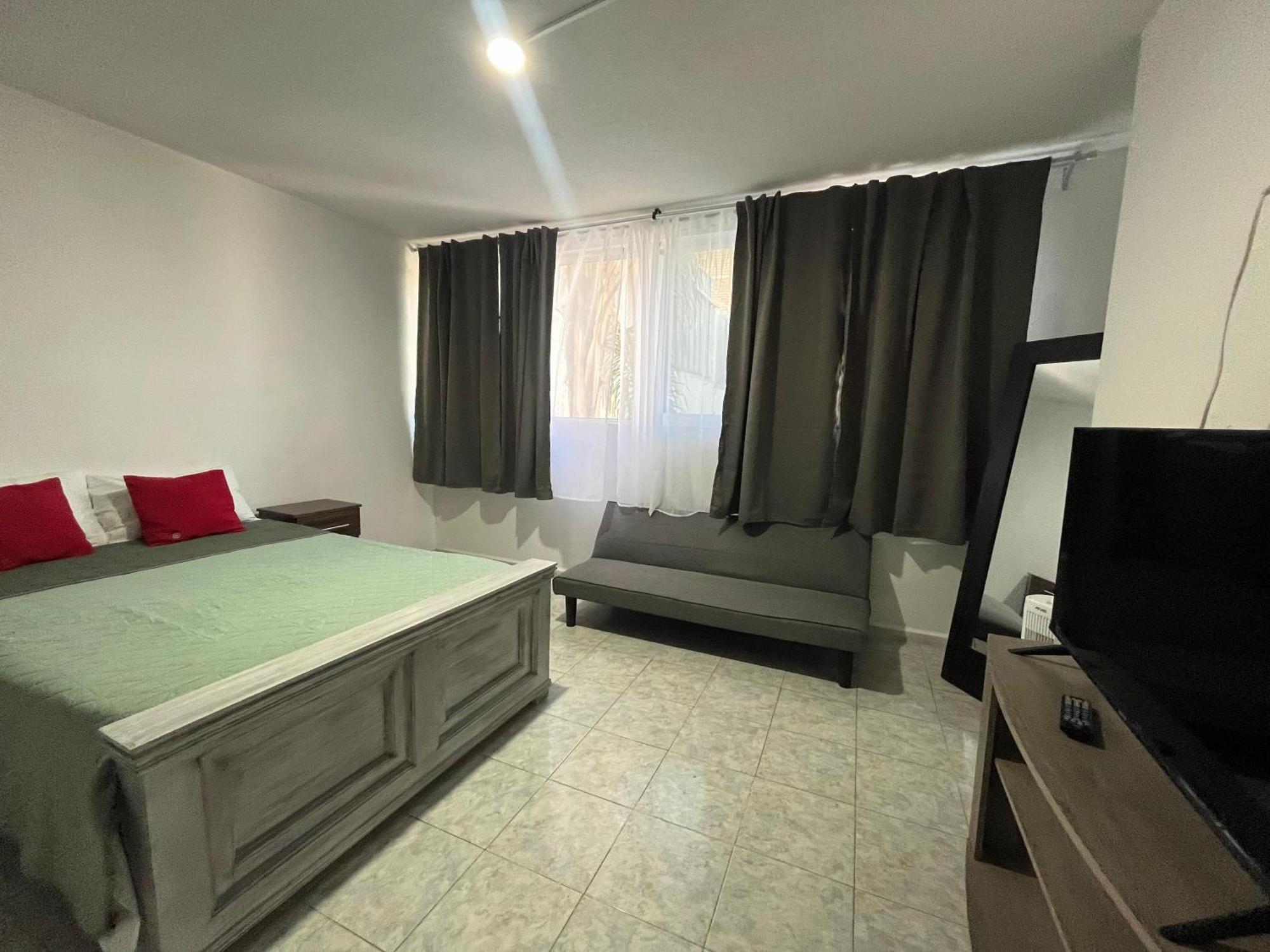 8 Venator House Boutique Apartment Леон Екстериор снимка